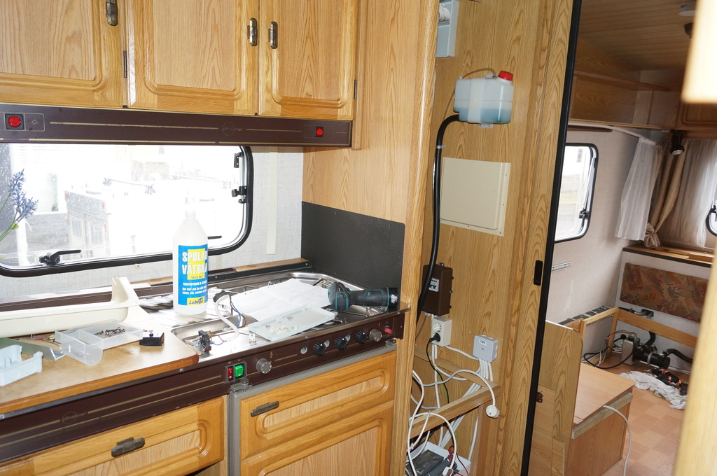 Köksdelen i vår Burstner 590 -91 när vi har börjat riva ut lite.