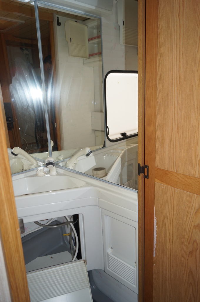 badrummet som det ser ut innan vi börjar i Burstner 590 -91