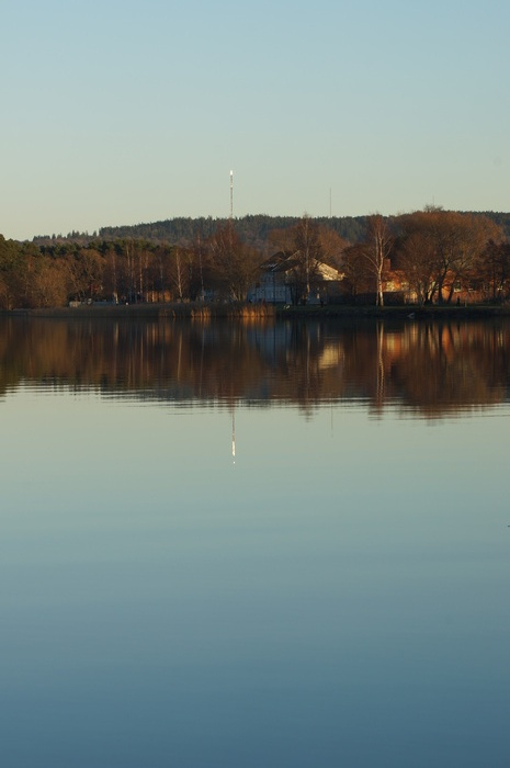 TV-masten speglas i Munksjön