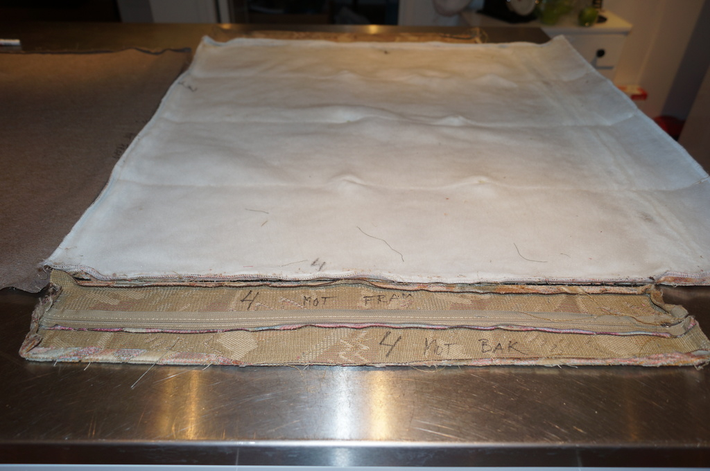 Första dynan uppsprättad och mätning pågår för det nya tyget