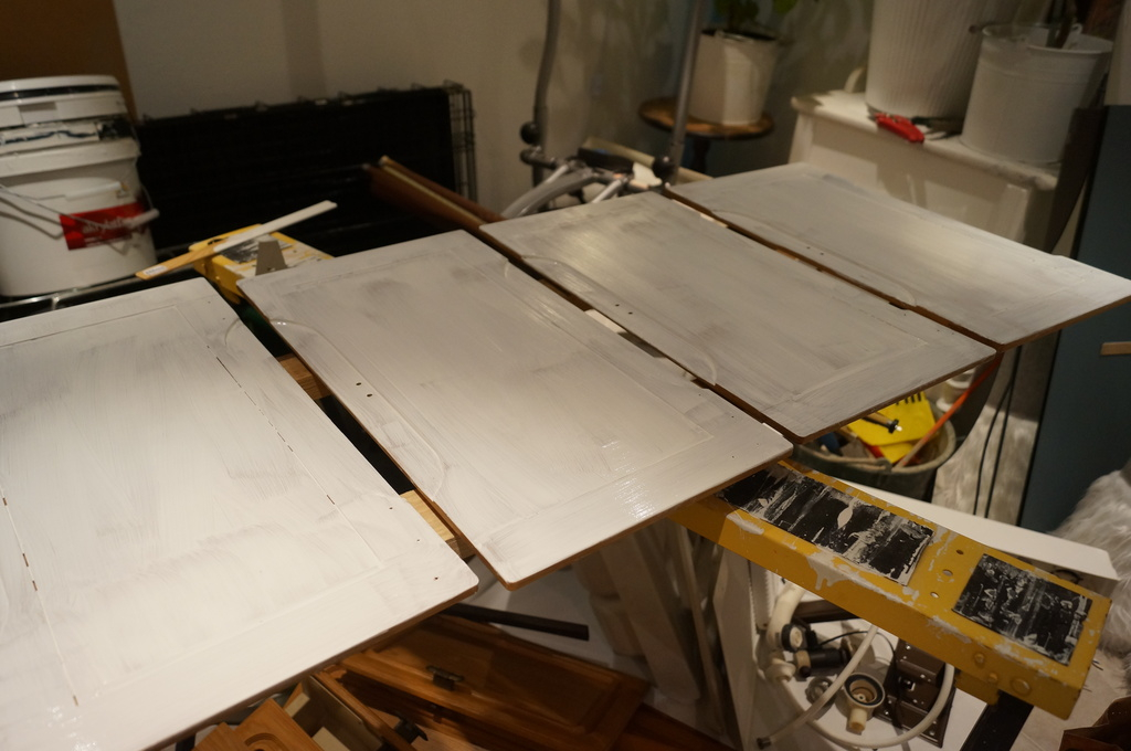 Grundmålning av luckorna till husvagnen med Beckers panelgrund