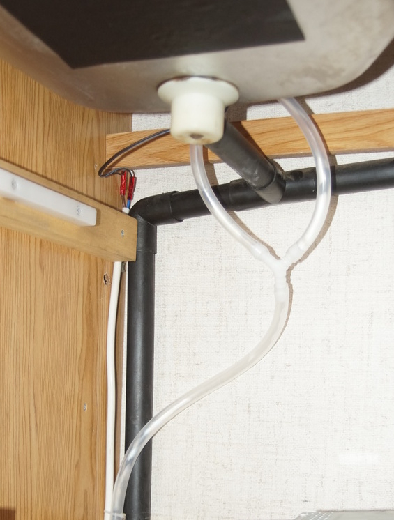 Slangen och kabeln till köksblandaren