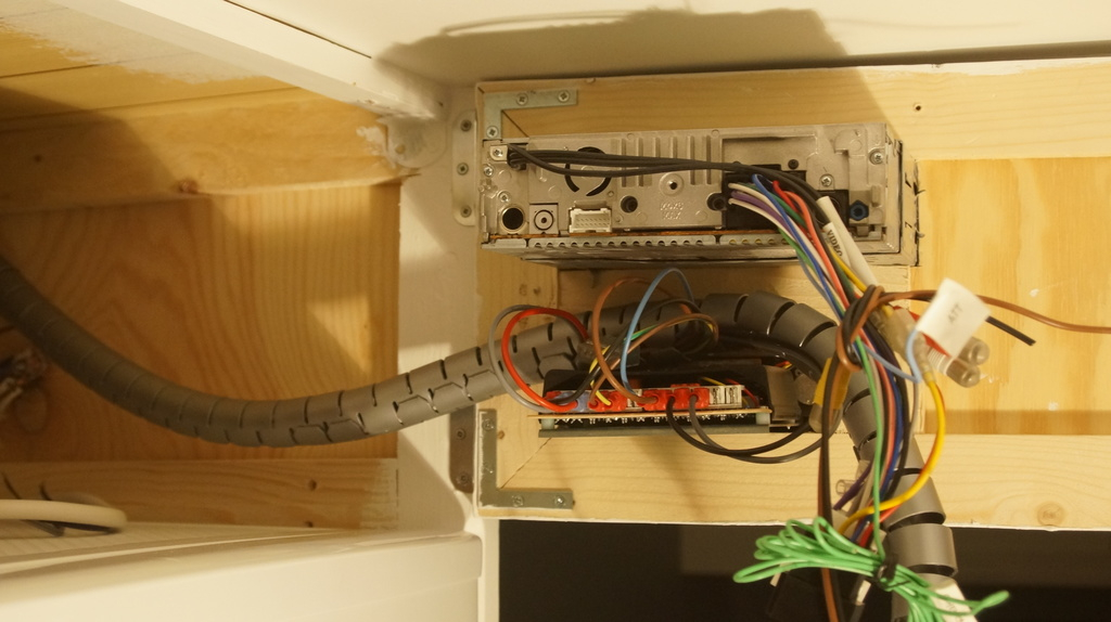 Baksidan av stereon och värmestyren