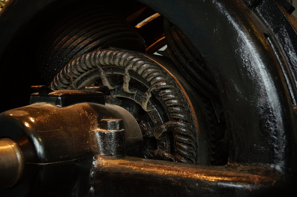 Detaljbild på en gammal likströmsmotor