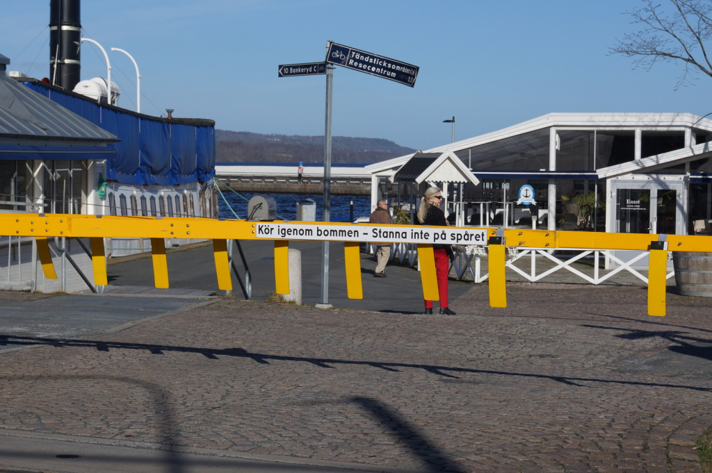 Intressant skylt som de uppenbarligen har börjat med på järnvägsbommarna