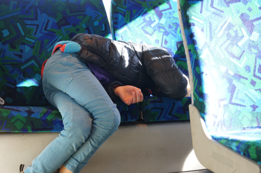 Trött pojk efter en rundtur på stan