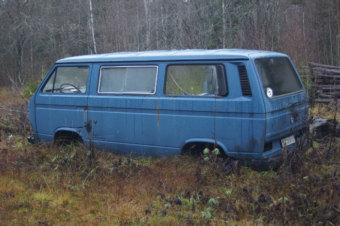 Övergiven folkabuss från sidan