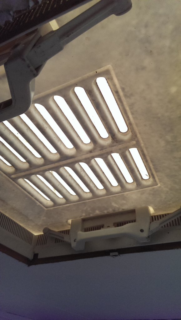 Takluckorna från insidan innan rengöring