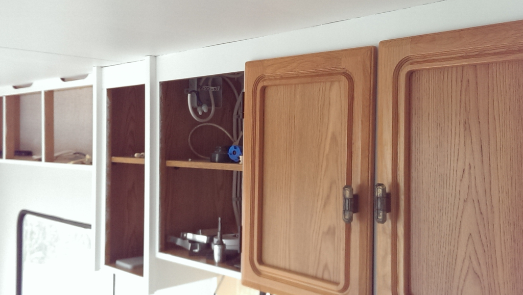 köksluckorna delvis återmonterade