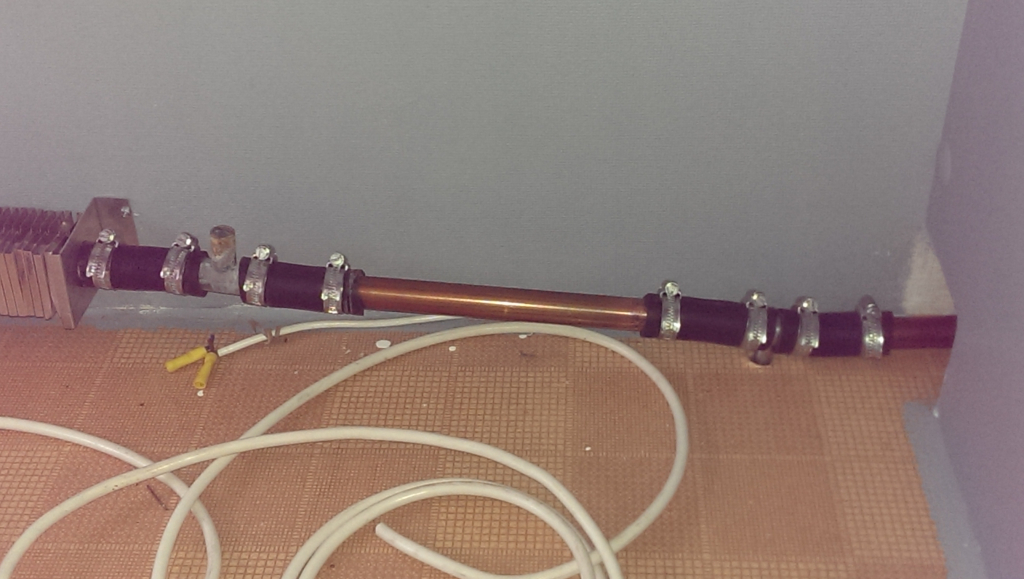 Tömningsventilen sitter på gamla platsen men anslutningen till expansionskärlet är flyttad