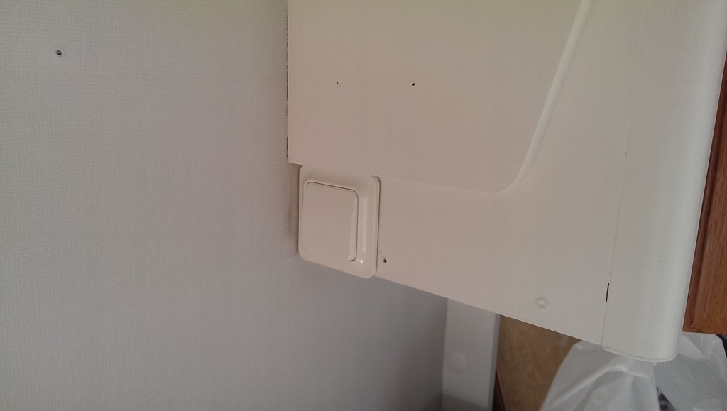 Ny lysknapp till lampan över soffgruppen istället för knappen på sladden som verkar vara standard i många husvagnar.