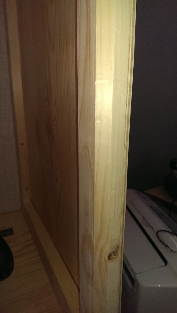 Väggen bredvid kylskåpet fick fräsas ner lite så att kylskåpsdörren gick att öppna