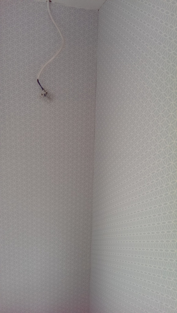 Hörnet i badrummet fick även det tapet på sig till slut