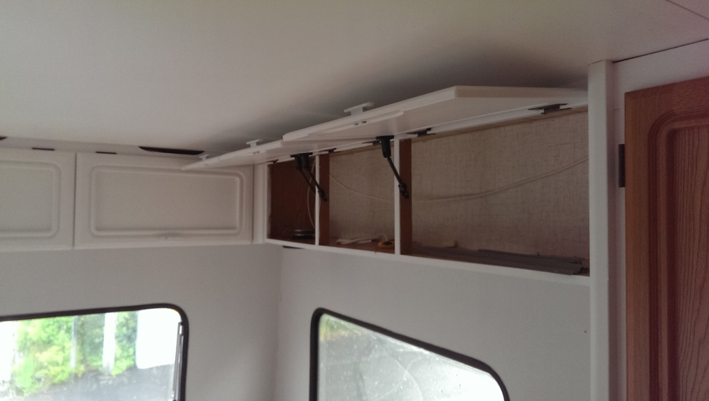 Fjädrar till luckorna monterade