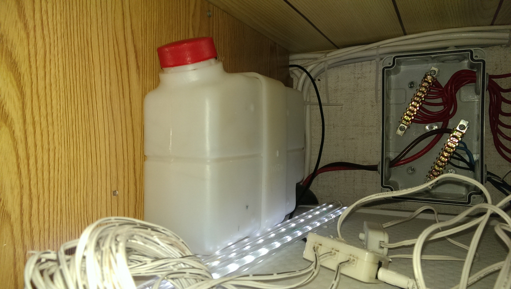 expansionskärlet på plats i husvagnen