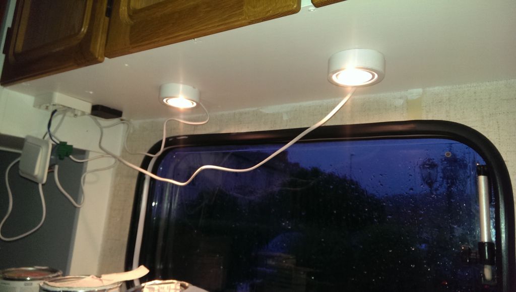 Belysningen över diskbänken fungerar