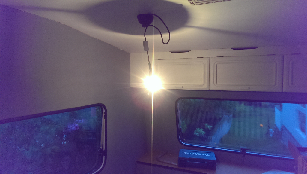 provisorisk taklampa fram i husvagnen