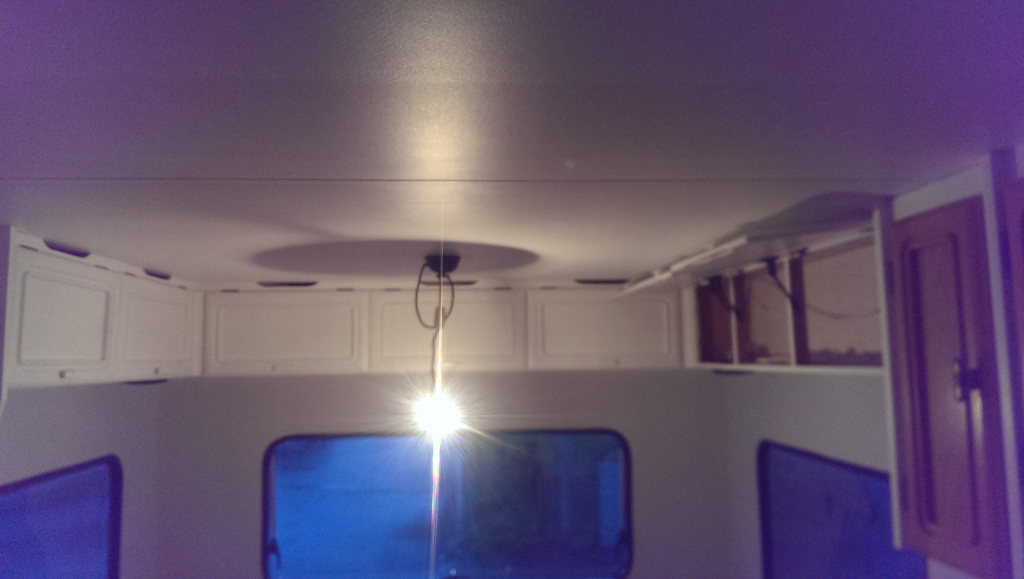 provisorisk taklampa bak i husvagnen