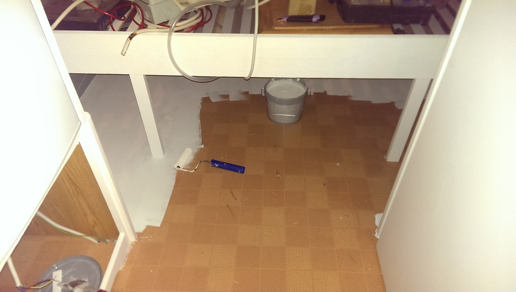 Golvet under sängen målat