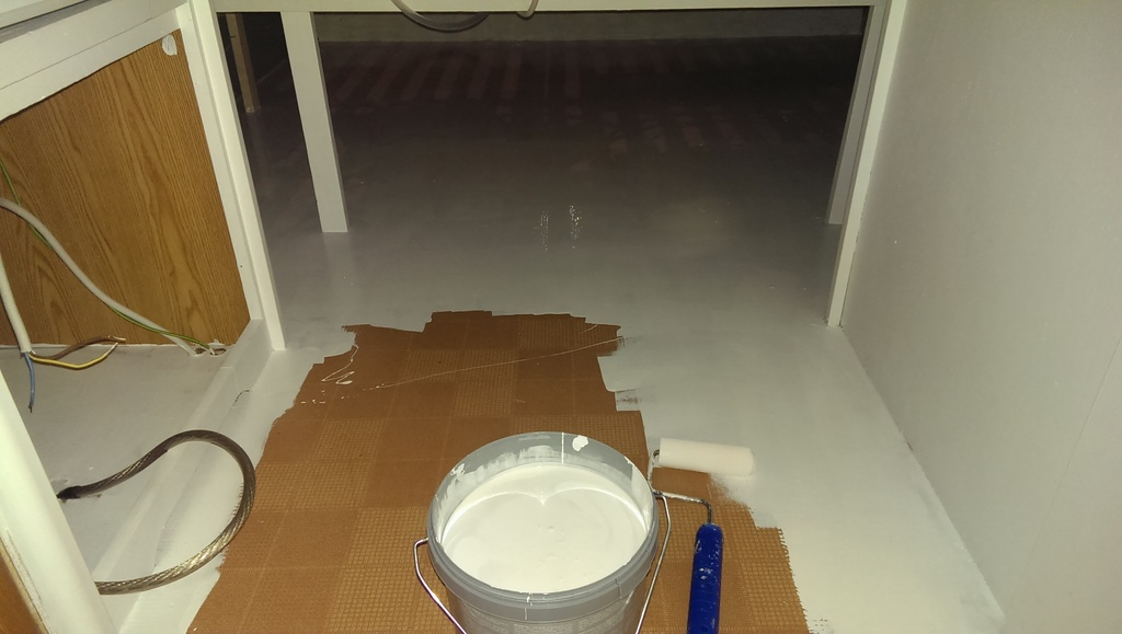 Det tar sig, snart halva golvet målat