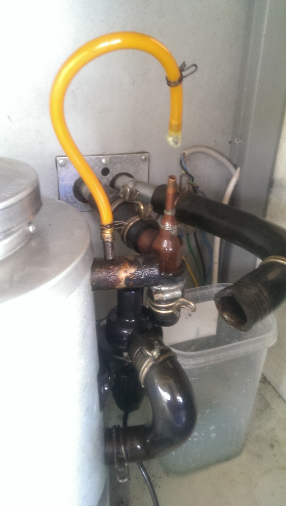 slabbigt blir det när man tömmer ur glykolen och inte hittar tappkranen