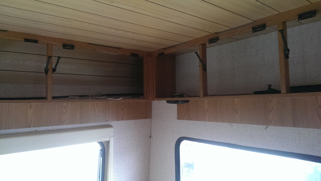 Hylla under skåpen fick också ge sig