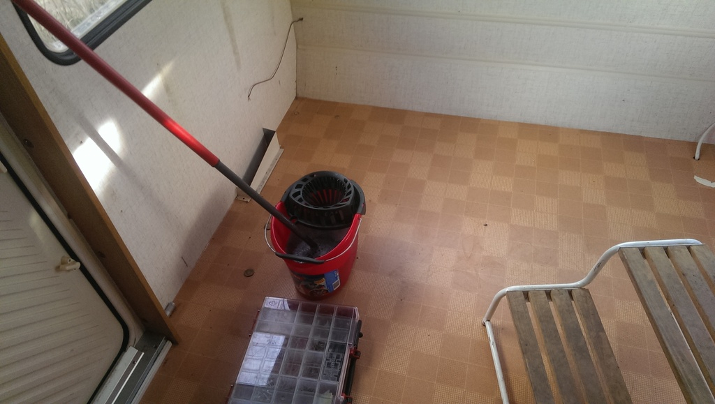 Skurning av golvet i husvagnen