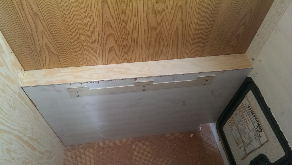 täckskivan bakom toaletten monterad