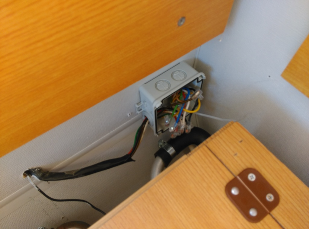 Bakre kopplingsdosan till belysningen på husvagnen