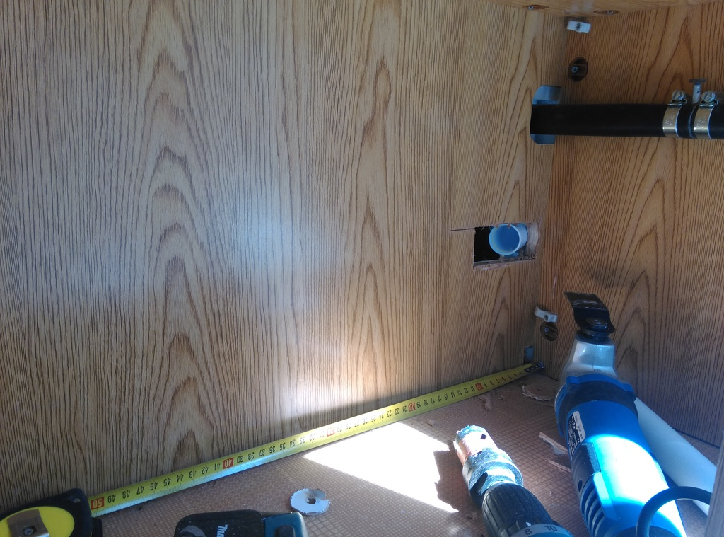 Avloppet ut från toan in i skåpet bredvid.