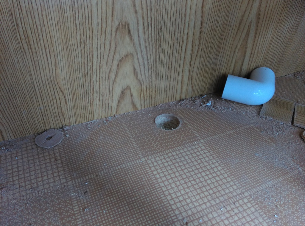 Hål för avlopp inifrån husvagnen