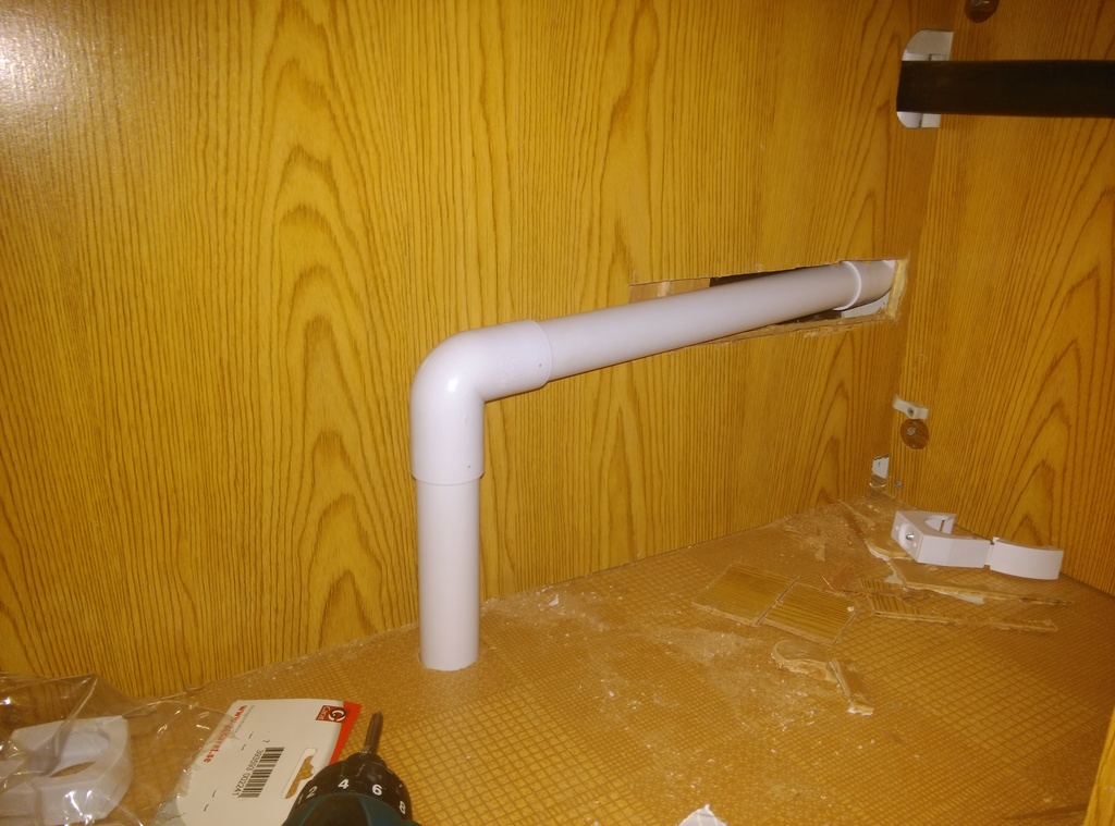 Det blev ett större hål för att få in avloppsrörer som jag ville