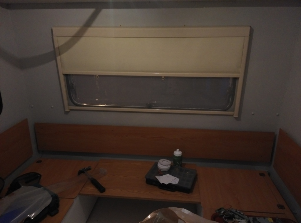 Rullgardinerna vid soffgruppen monterad