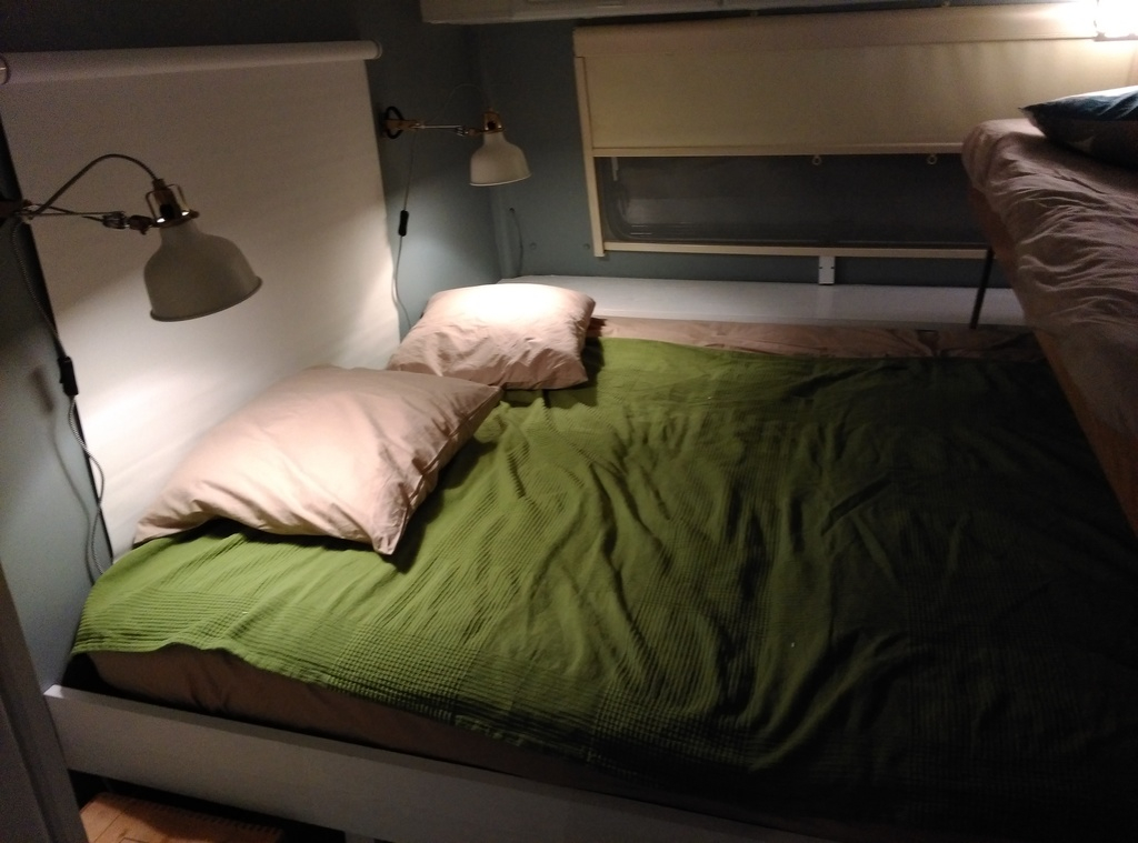 Sängen färdigbäddad med lampor