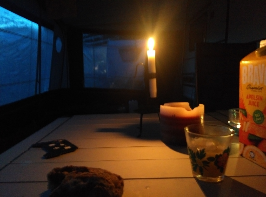 Mysig frukost i förtältet