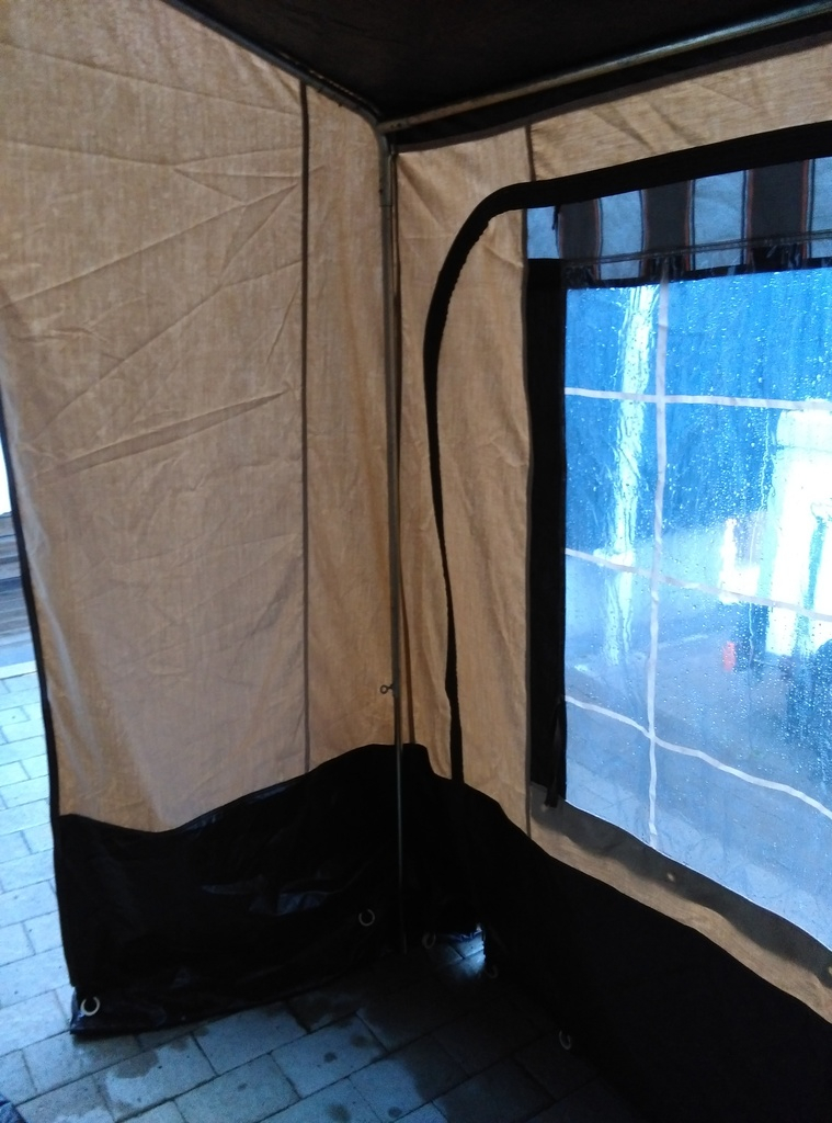 Insidan av vinterförtältet