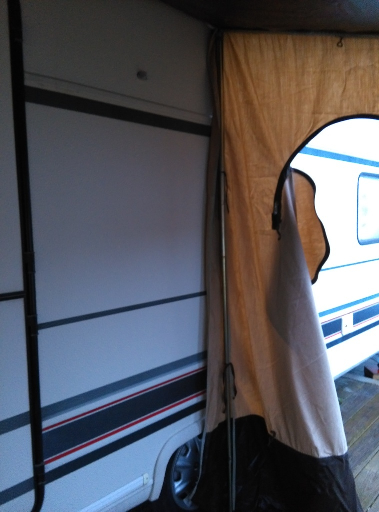 Stolpe mot husvagnen