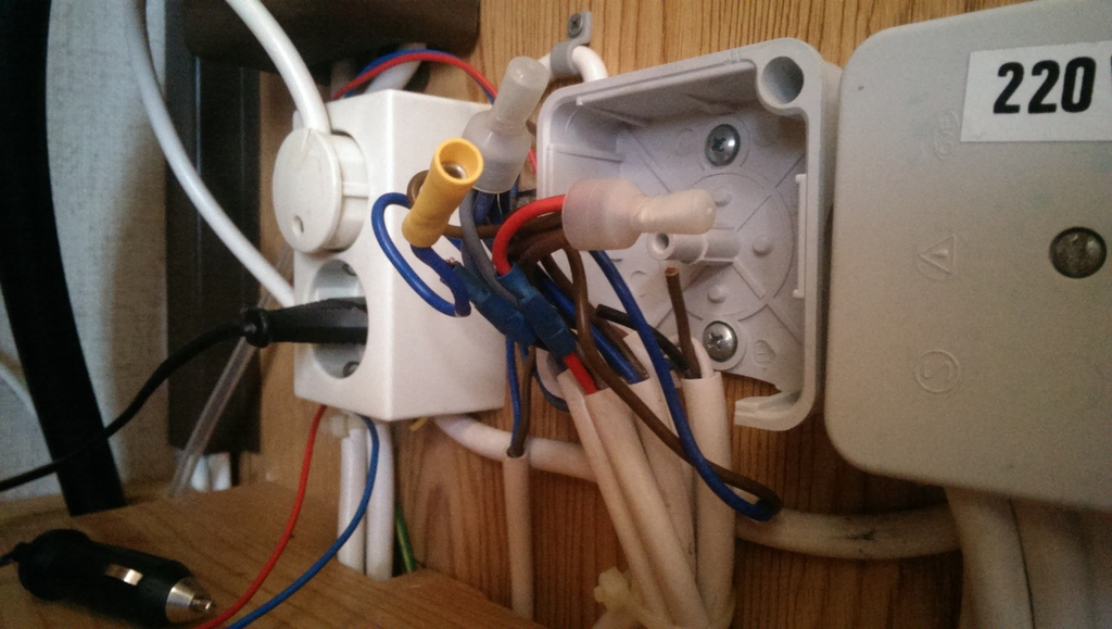 En kopplingsdosa med lite kablar