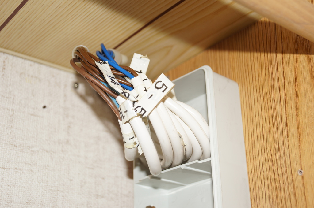 jippie en till dosa med massa numrerade kablar, i någon av de här är det kortslutning