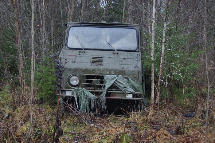 Ett militärfordon i skogen
