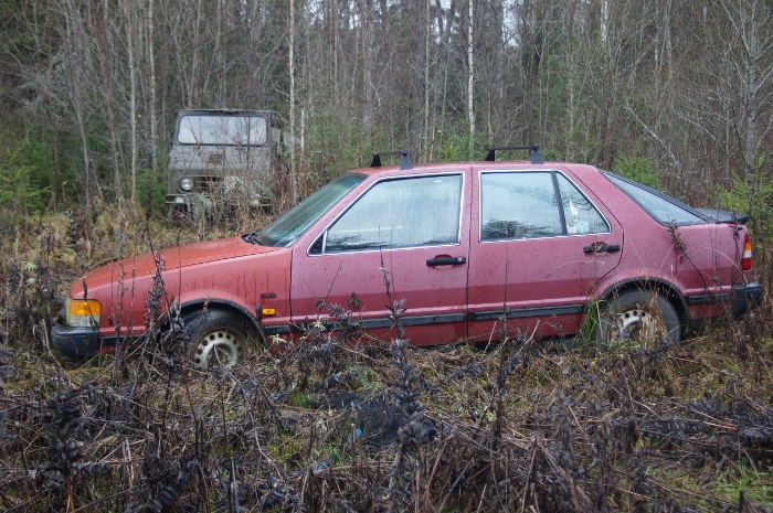 Gammal övergiven saab